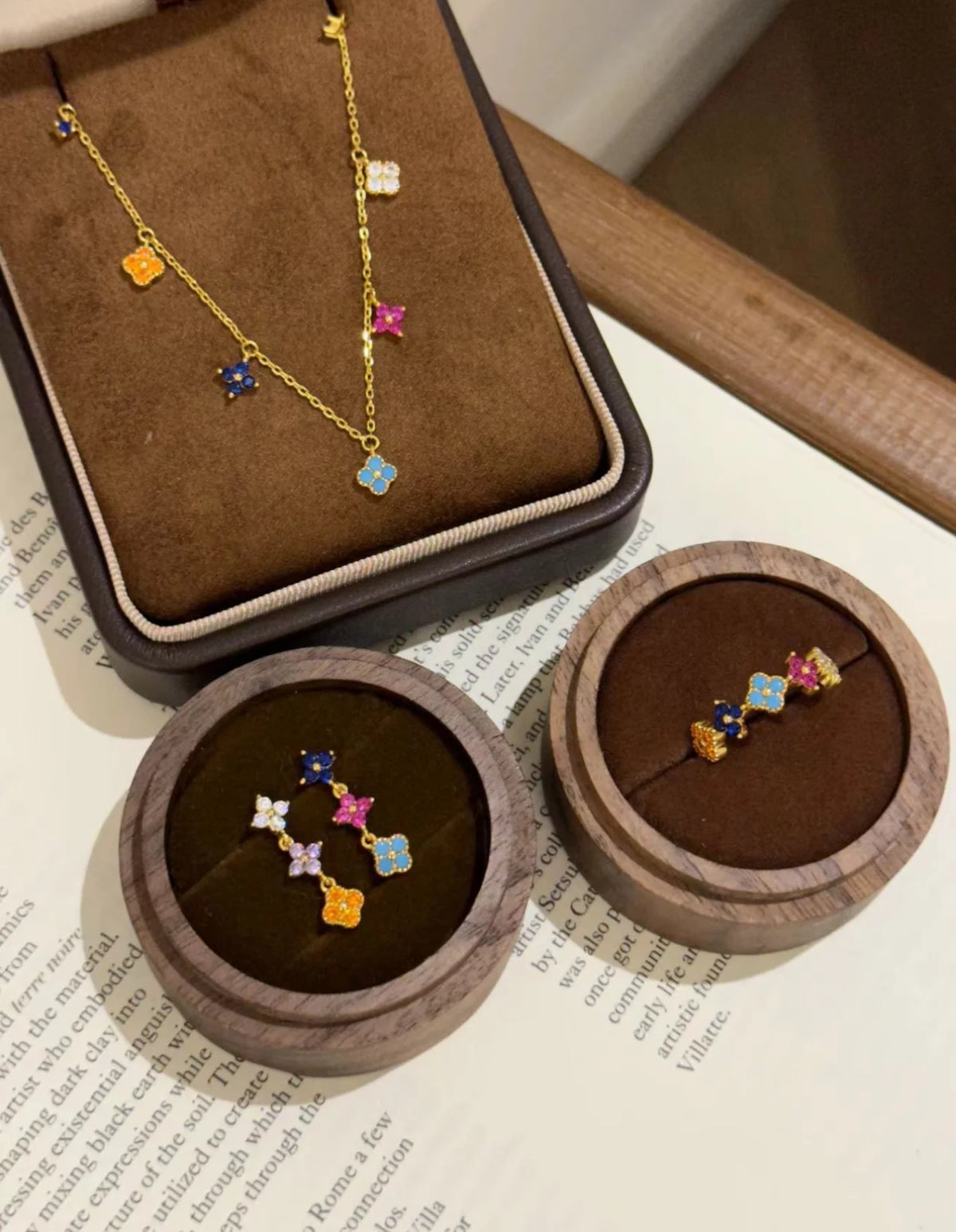 Set de trébol de colores (Collar, Aretes, Pulsera y Anillo)
