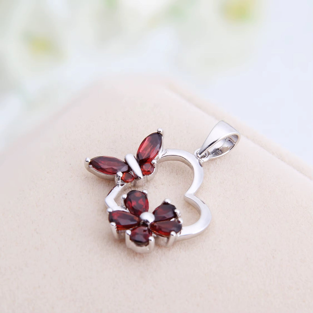 Corazón y flor con granate