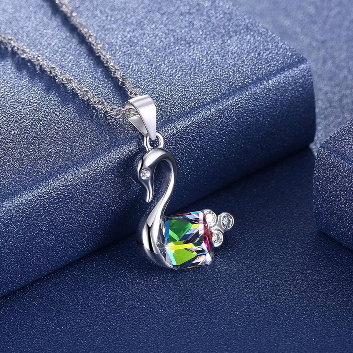 Collar cisne con cubo tornasol