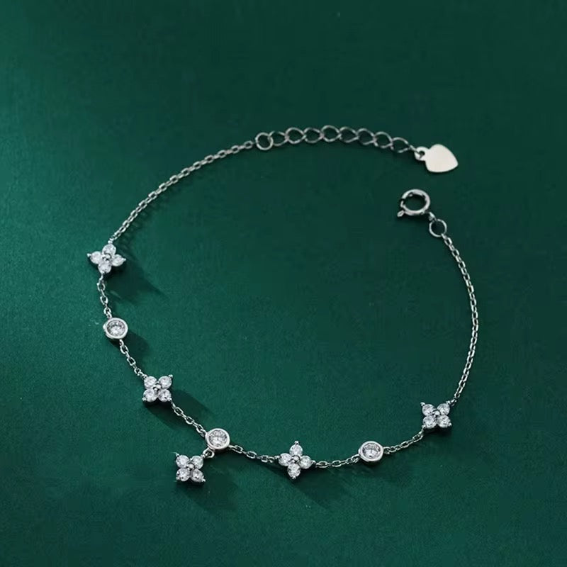 Pulsera de trebol y cristales