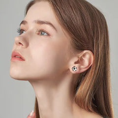 Aretes stud de balón de fútbol con Moissanitas negras