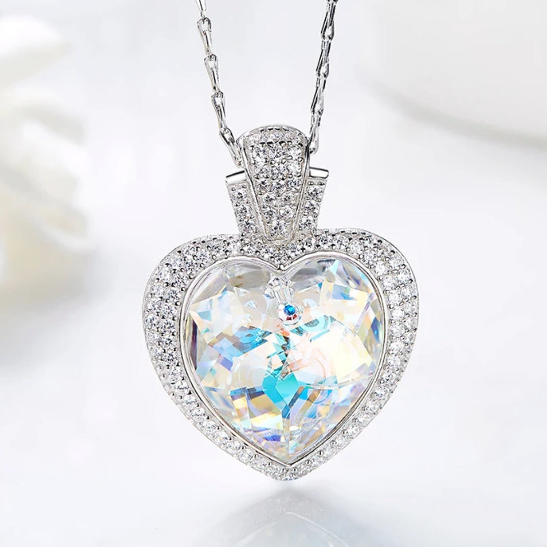 Collar de corazón realeza blanco tornasol