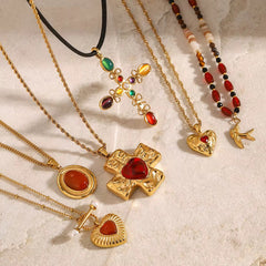 Collar de Cruz con piedra roja