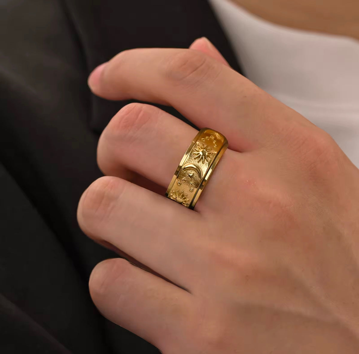 Anillo de Sol y Estrellas girador dorado