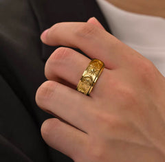 Anillo de Sol y Estrellas girador dorado