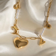 Collar relicario de corazón con luna y sol
