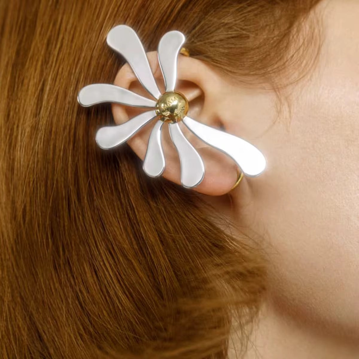 Earcuff de margarita - un lado