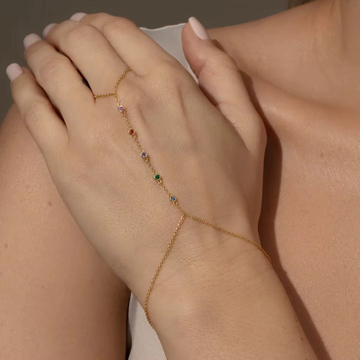 Pulsera con anillo de cristales de colores