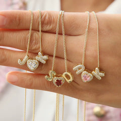 Collar de iniciales y corazón