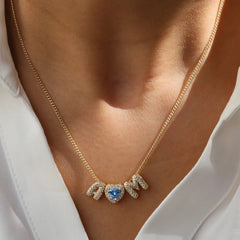 Collar de iniciales y corazón